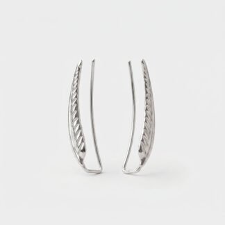 Brinco ear cuff pena trabalhada