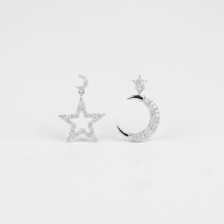 Brinco estrela e lua vazadas cravejadas